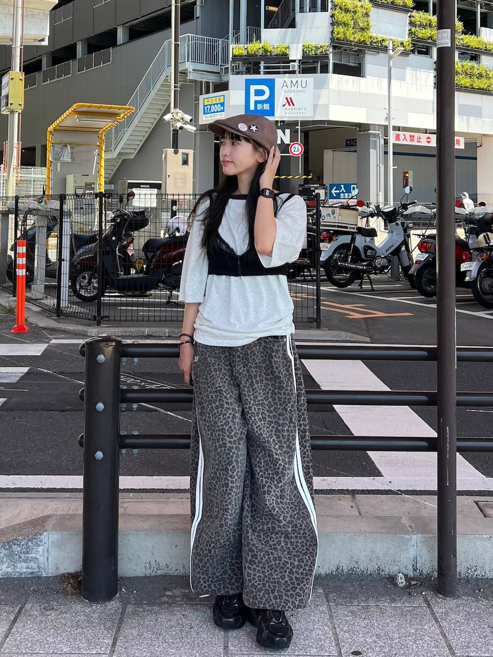 ブラック系のキャミソール、グレー系のTシャツ/カットソーを着用したレディースの夏コーディネートの6枚目の写真