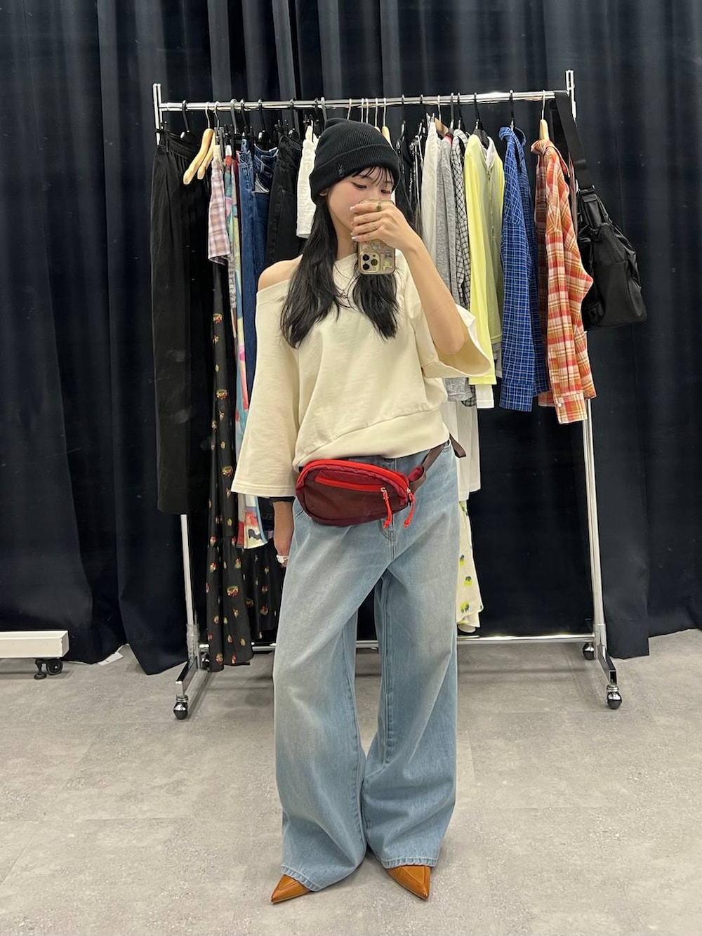 ブラウン系のパンプス、ブルー系のデニムパンツ、ホワイト系のTシャツ/カットソーを着用したレディースの冬コーディネートの7枚目の写真