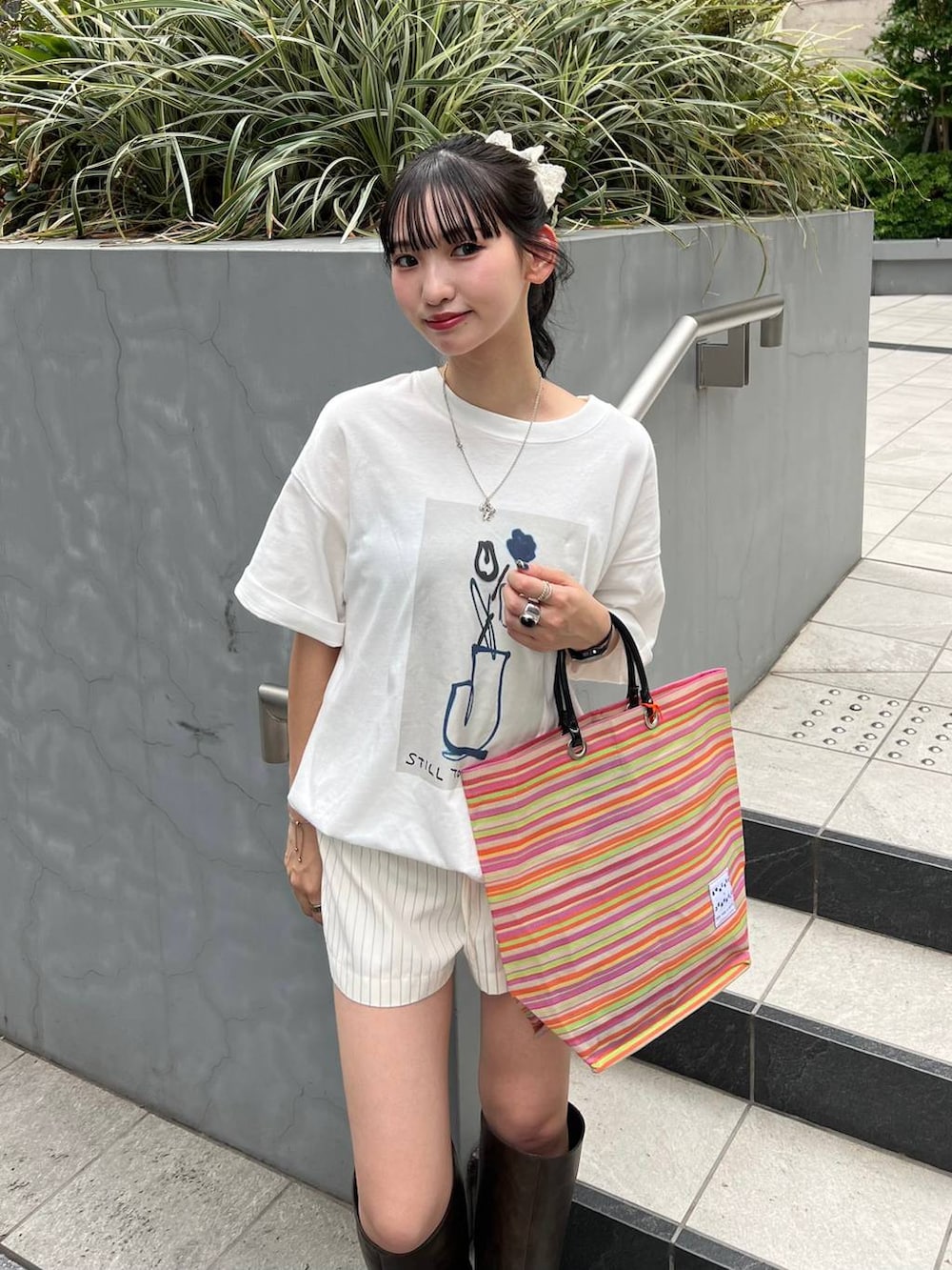 ホワイト系のTシャツ/カットソー、ホワイト系のその他パンツ、ブラウン系のブーツを着用したレディースの夏コーディネートの2枚目の写真