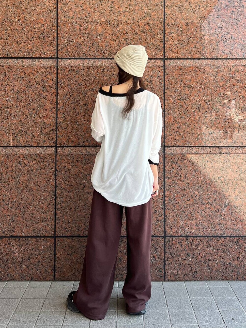 ブラック系のスニーカー、ブラウン系のスウェットパンツ、ホワイト系のTシャツ/カットソーを着用したレディースの夏コーディネートの5枚目の写真