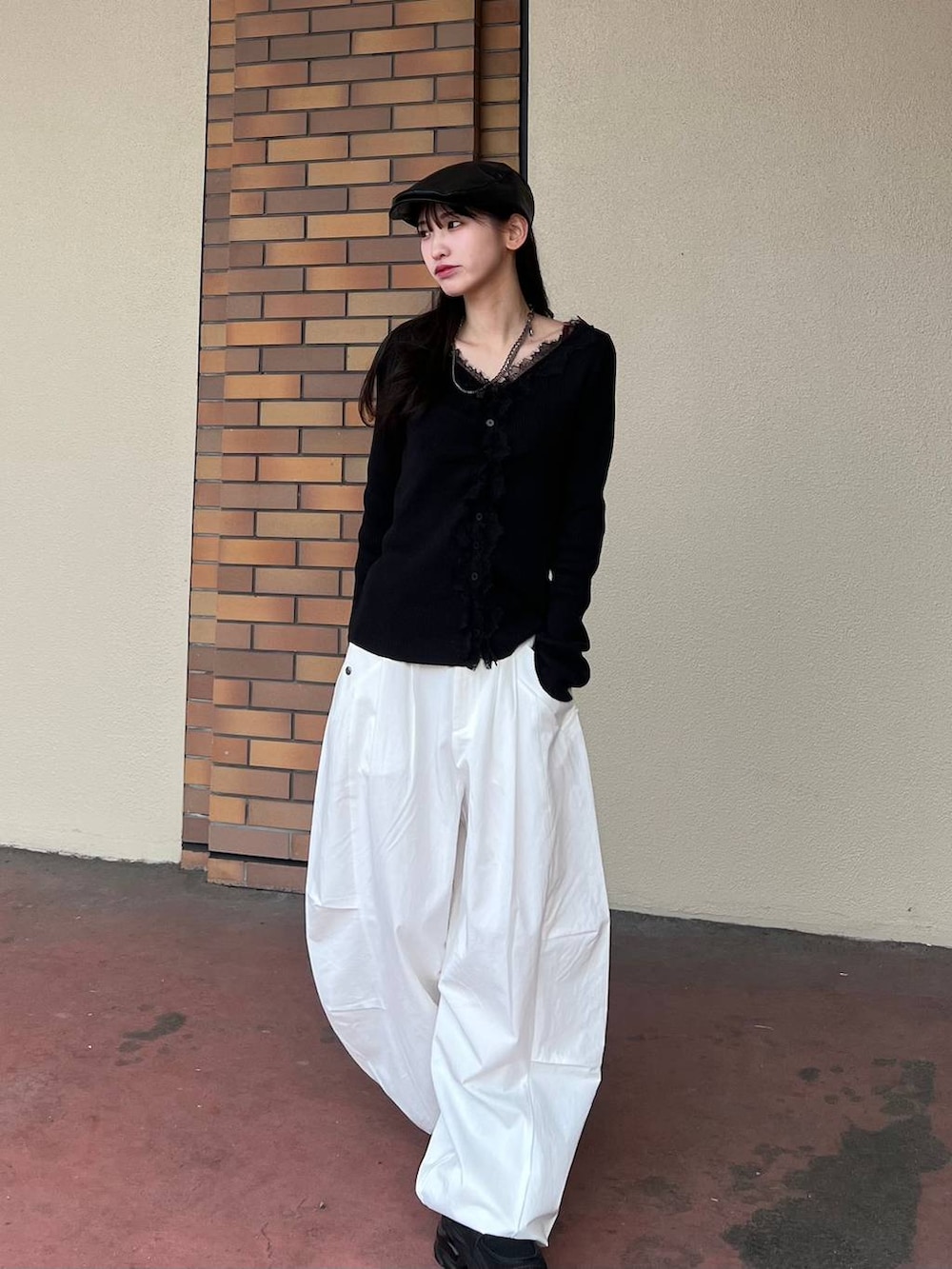 ブラック系のローファー、ホワイト系のその他パンツ、ブラック系のカーディガン/ボレロを着用したレディースの春コーディネートの5枚目の写真