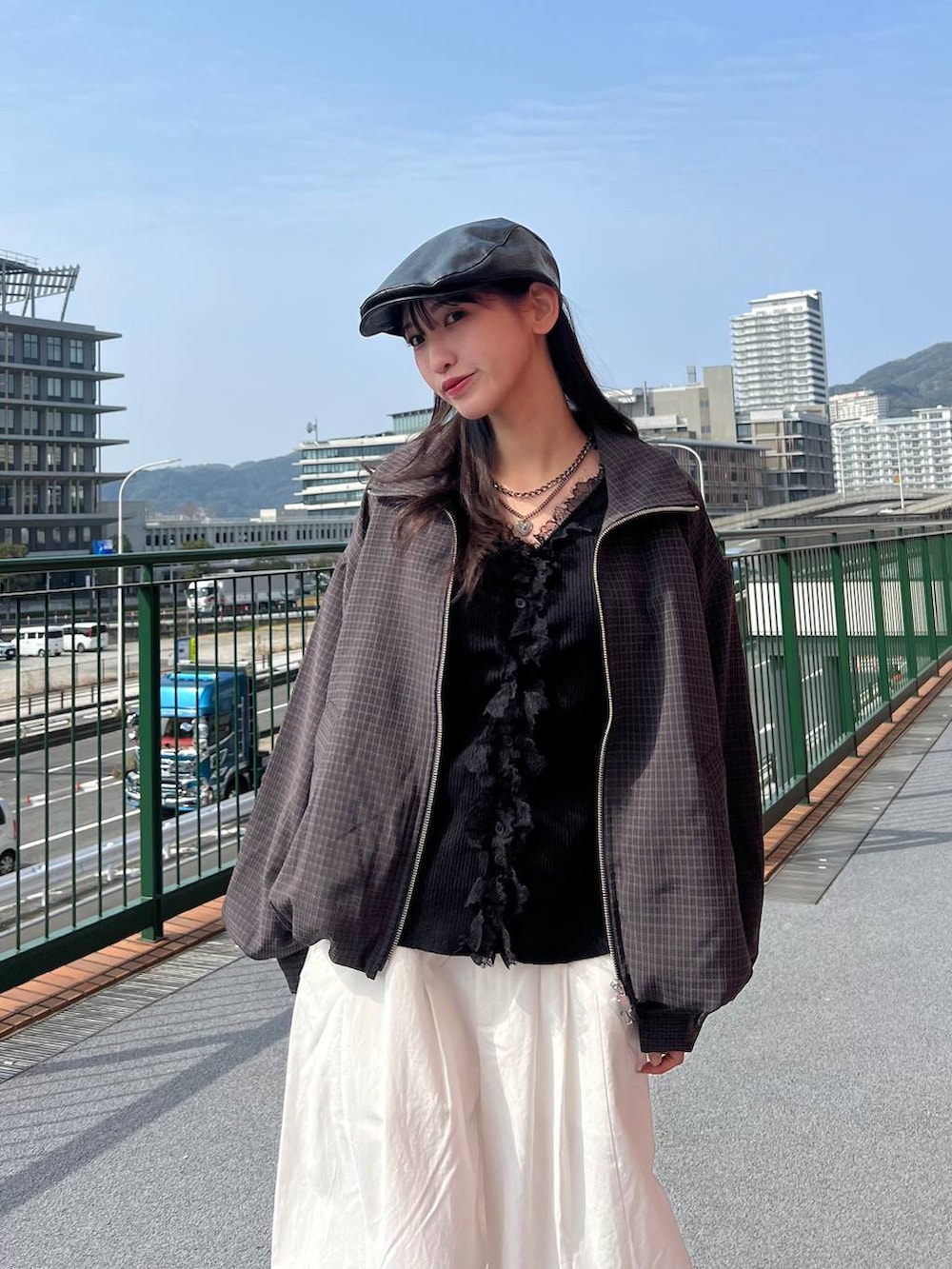 ブラック系のローファー、ブルー系のブルゾン、ブラック系のカーディガン/ボレロを着用したレディースの春コーディネートの4枚目の写真