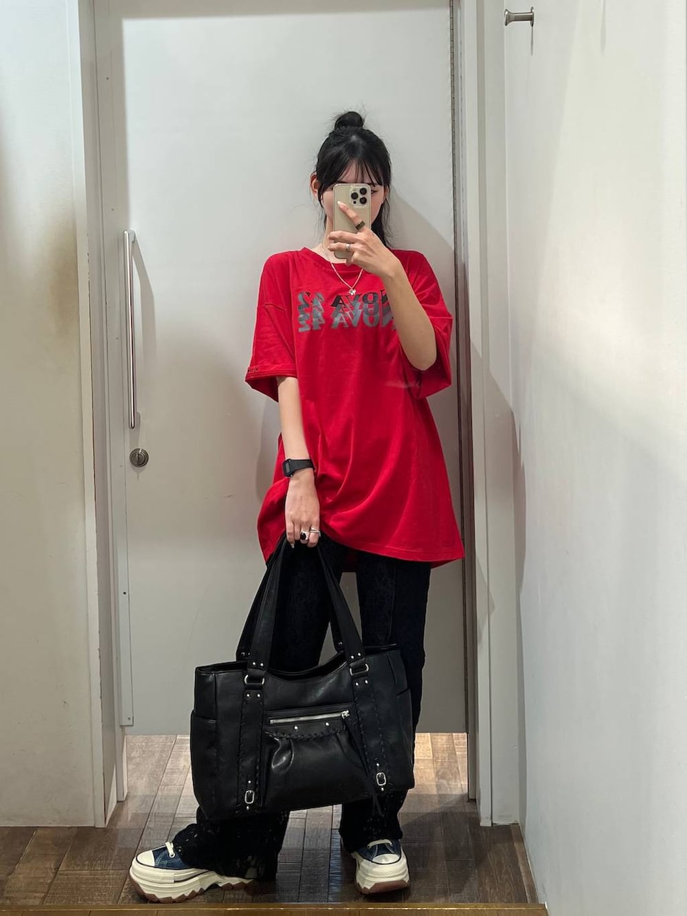 ブルー系のスニーカー、ブラック系のトートバッグ、ブラック系のその他パンツを着用したレディースの春コーディネートの2枚目の写真