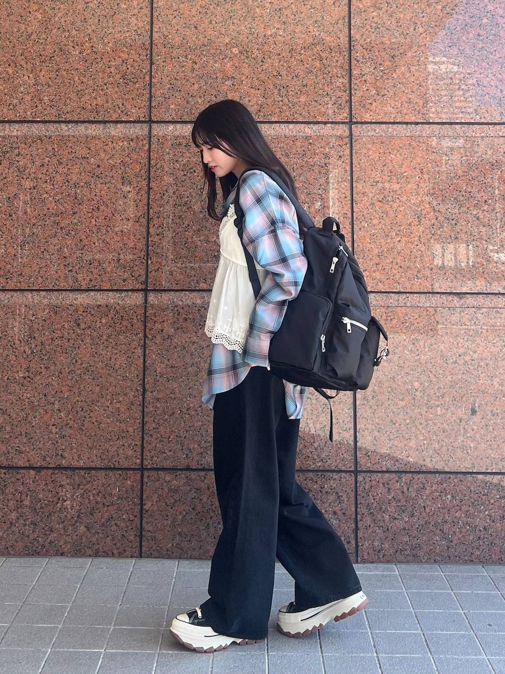 ブルー系のシャツ/ブラウス、ホワイト系のTシャツ/カットソー、ブラック系のスニーカーを着用したレディースの春コーディネートの4枚目の写真