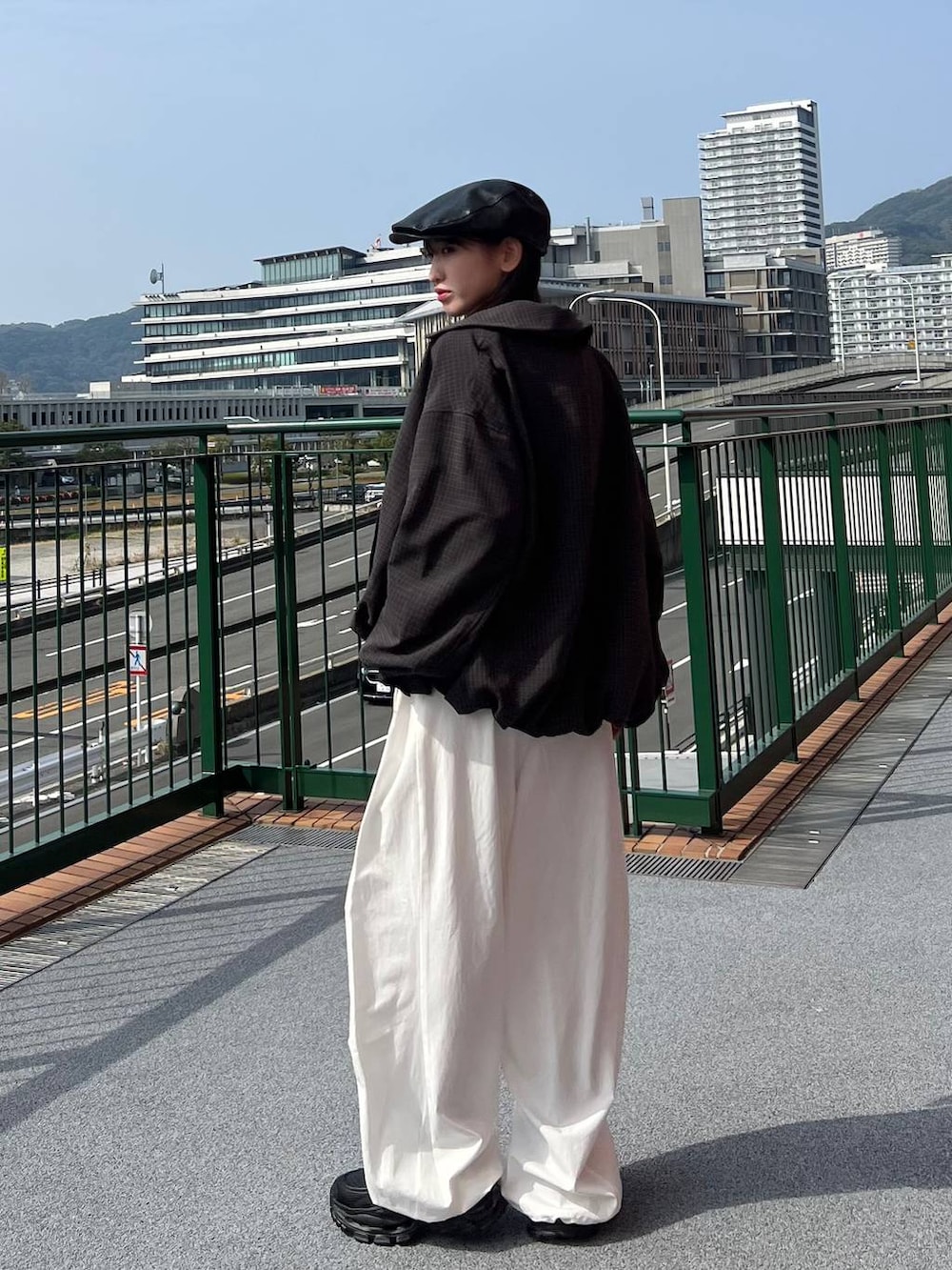 ブラック系のローファー、ブルー系のブルゾン、ブラック系のカーディガン/ボレロを着用したレディースの春コーディネートの2枚目の写真