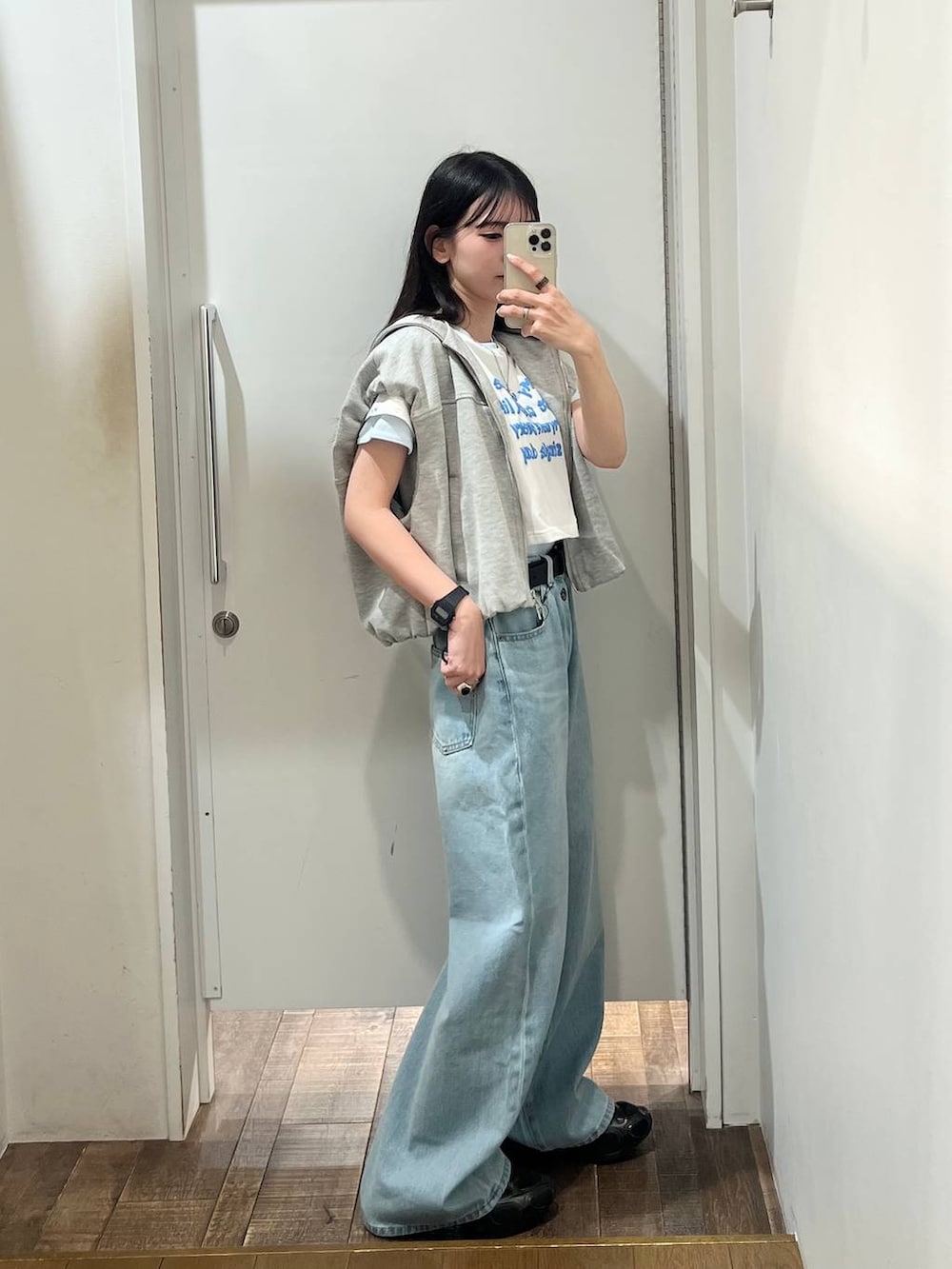 ブルー系のデニムパンツ、グレー系のベスト、ブルー系のTシャツ/カットソーを着用したレディースの春コーディネートの4枚目の写真