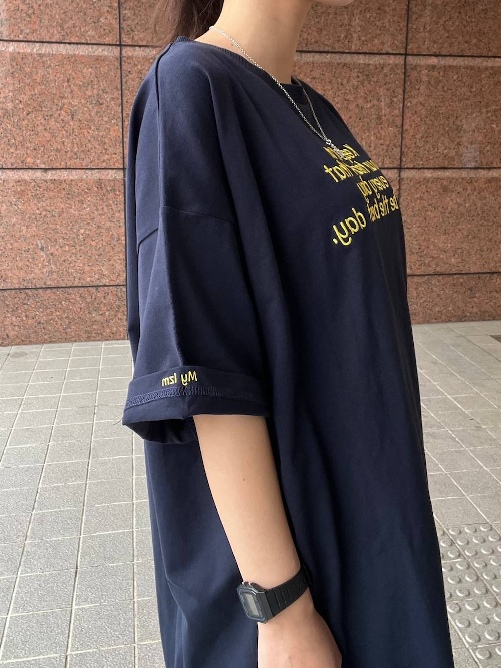 ベージュ系のローファー、ホワイト系のスカート、ブルー系のデニムパンツを着用したレディースの春コーディネートの5枚目の写真