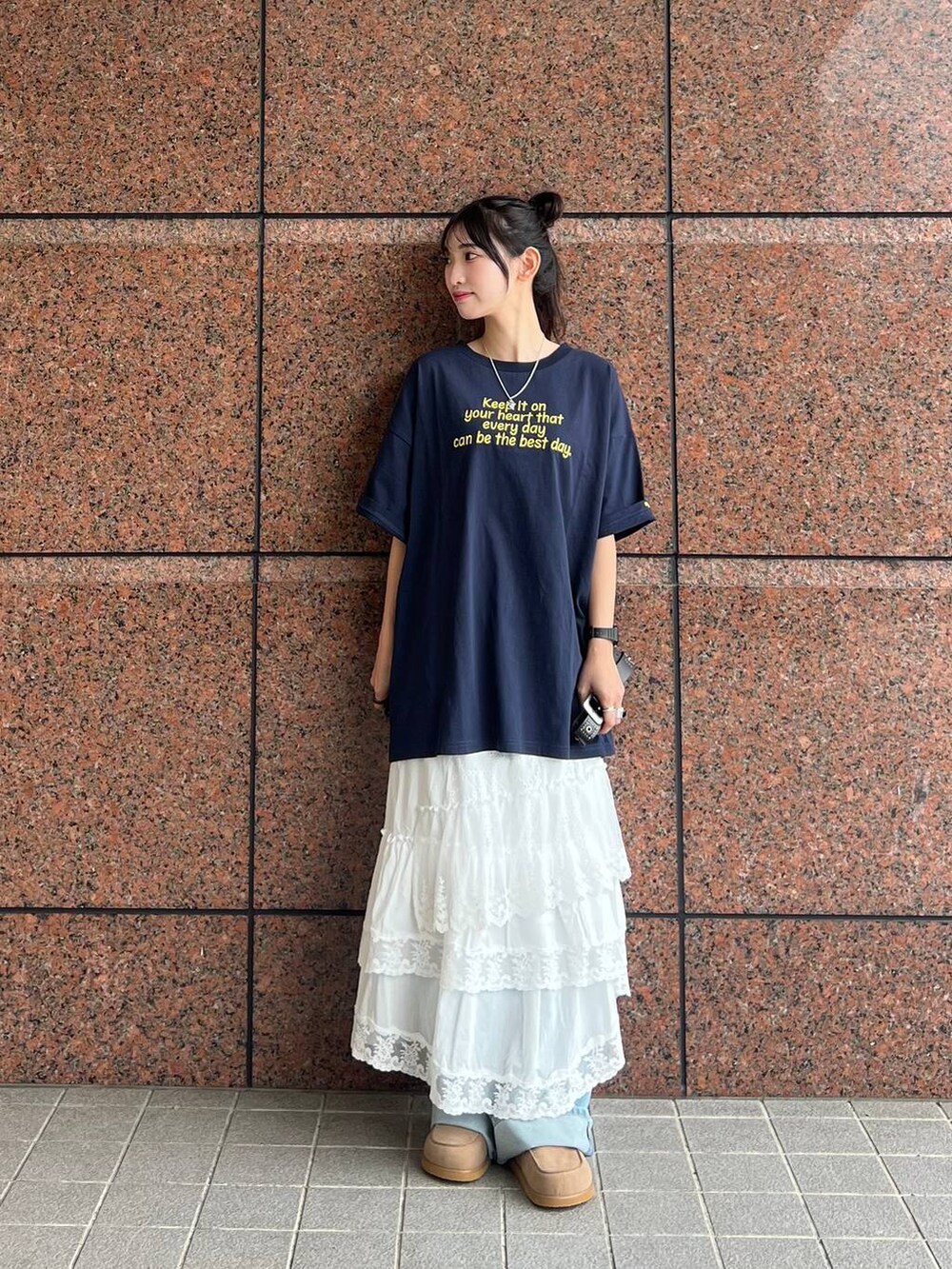 ベージュ系のローファー、ホワイト系のスカート、ブルー系のデニムパンツを着用したレディースの春コーディネートの7枚目の写真