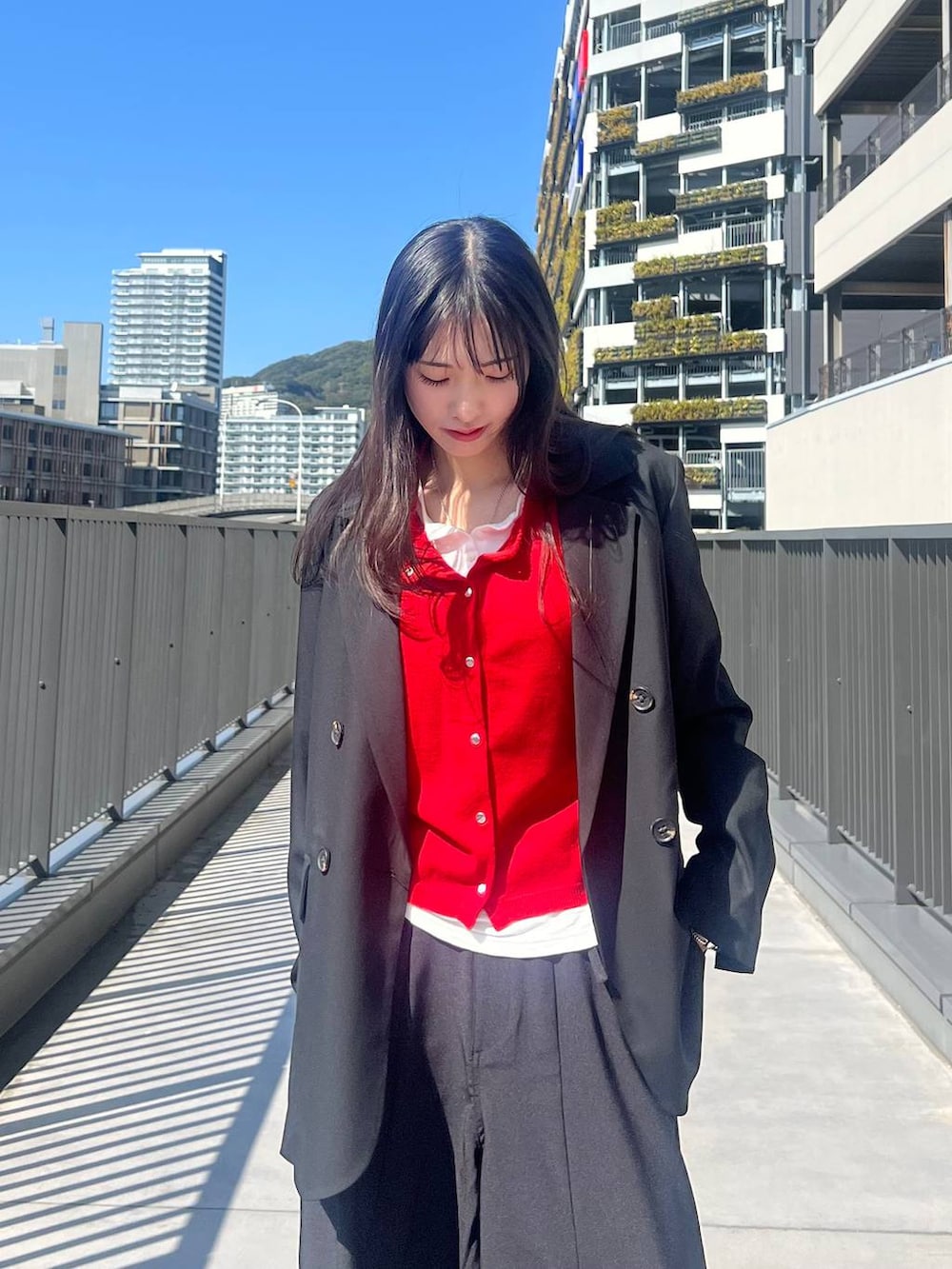 ホワイト系のTシャツ/カットソー、ブラック系のスニーカー、ブラック系のテーラードジャケットを着用したレディースの春コーディネートの9枚目の写真