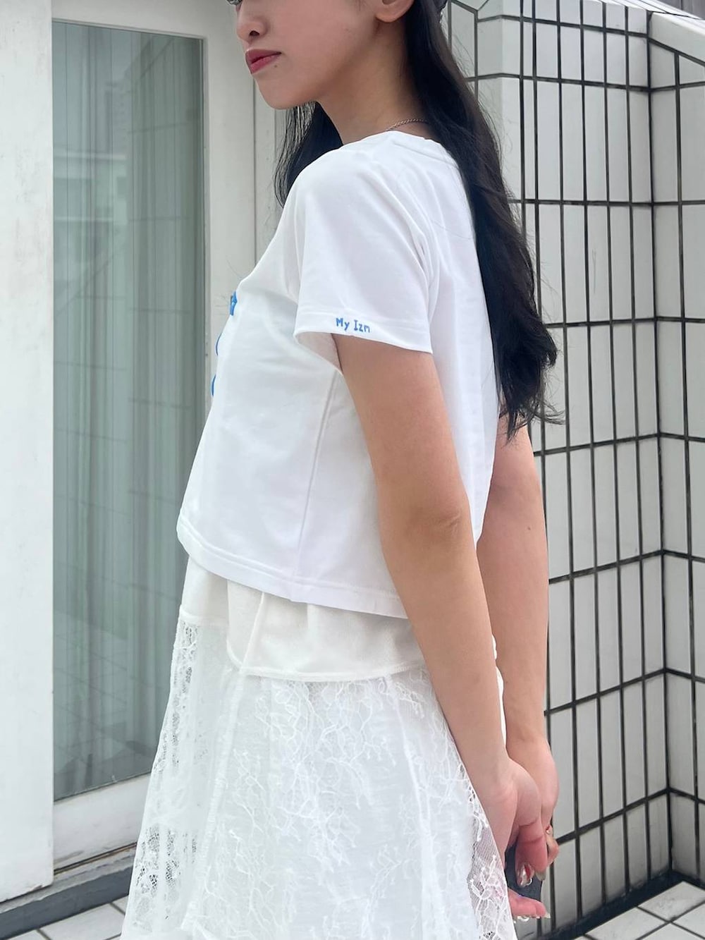 ブラック系のブーツ、ホワイト系のキャミソール、ブラック系のハンチング/ベレー帽を着用したレディースの春コーディネートの6枚目の写真