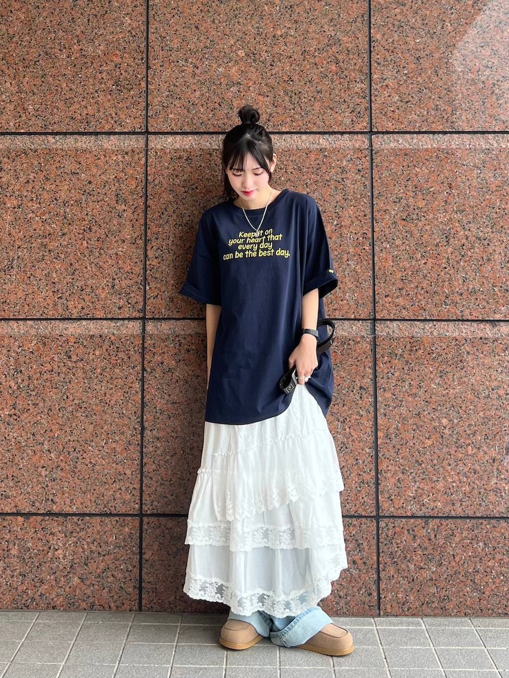 ベージュ系のローファー、ホワイト系のスカート、ブルー系のデニムパンツを着用したレディースの春コーディネートの4枚目の写真