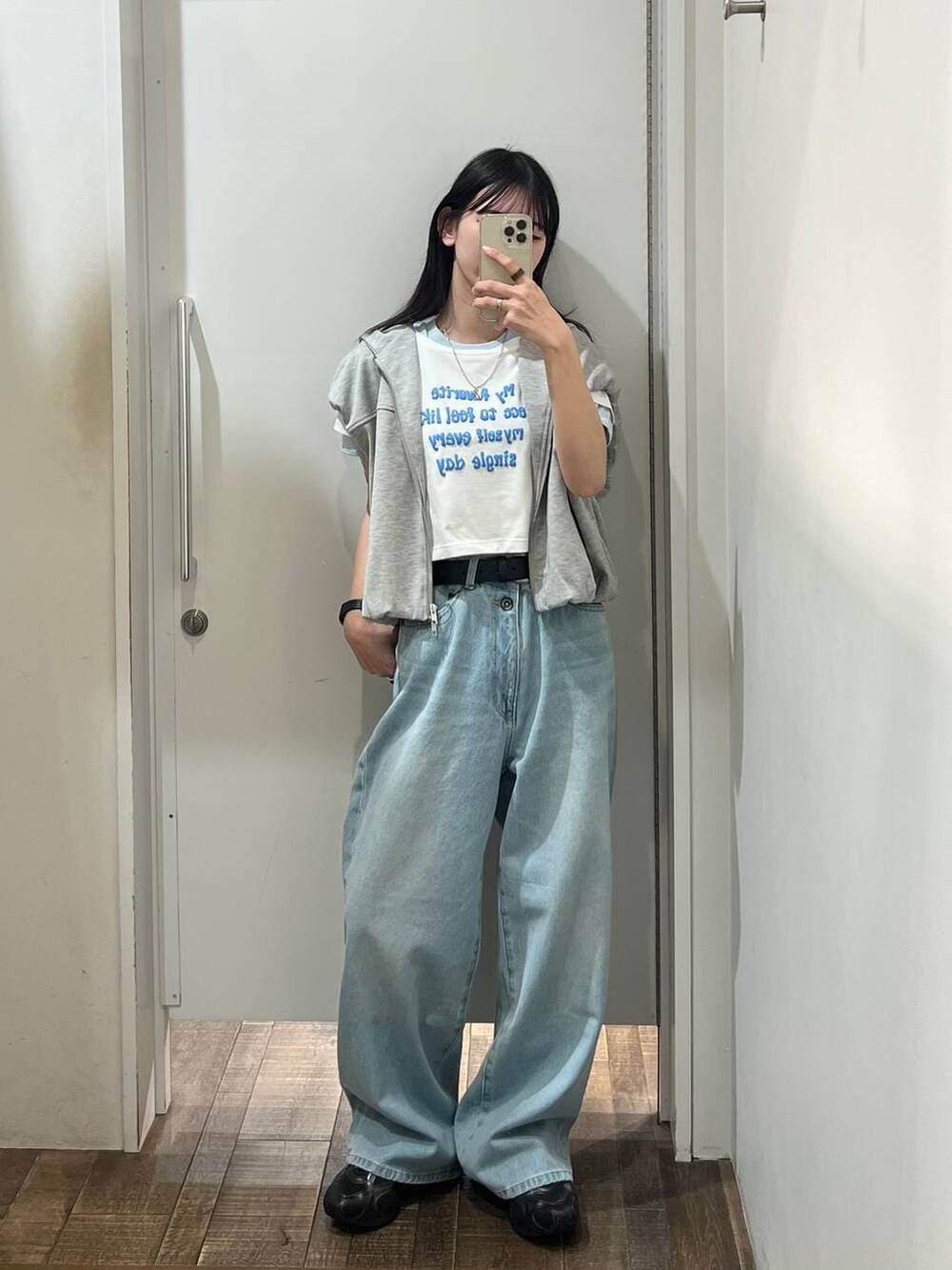 ブルー系のデニムパンツ、グレー系のベスト、ブルー系のTシャツ/カットソーを着用したレディースの春コーディネートの3枚目の写真