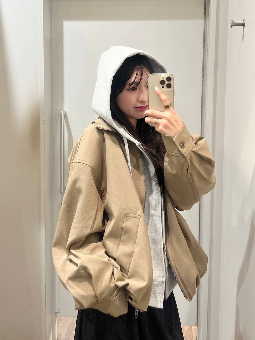 ブルー系のスニーカー、グレー系のパーカー、ブラック系のスカートを着用したレディースの春コーディネートの7枚目の写真