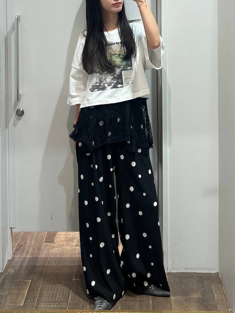 ブラック系のその他パンツ、ブラック系のパンプス、ブラック系のキャミソールを着用したレディースの夏コーディネートの2枚目の写真