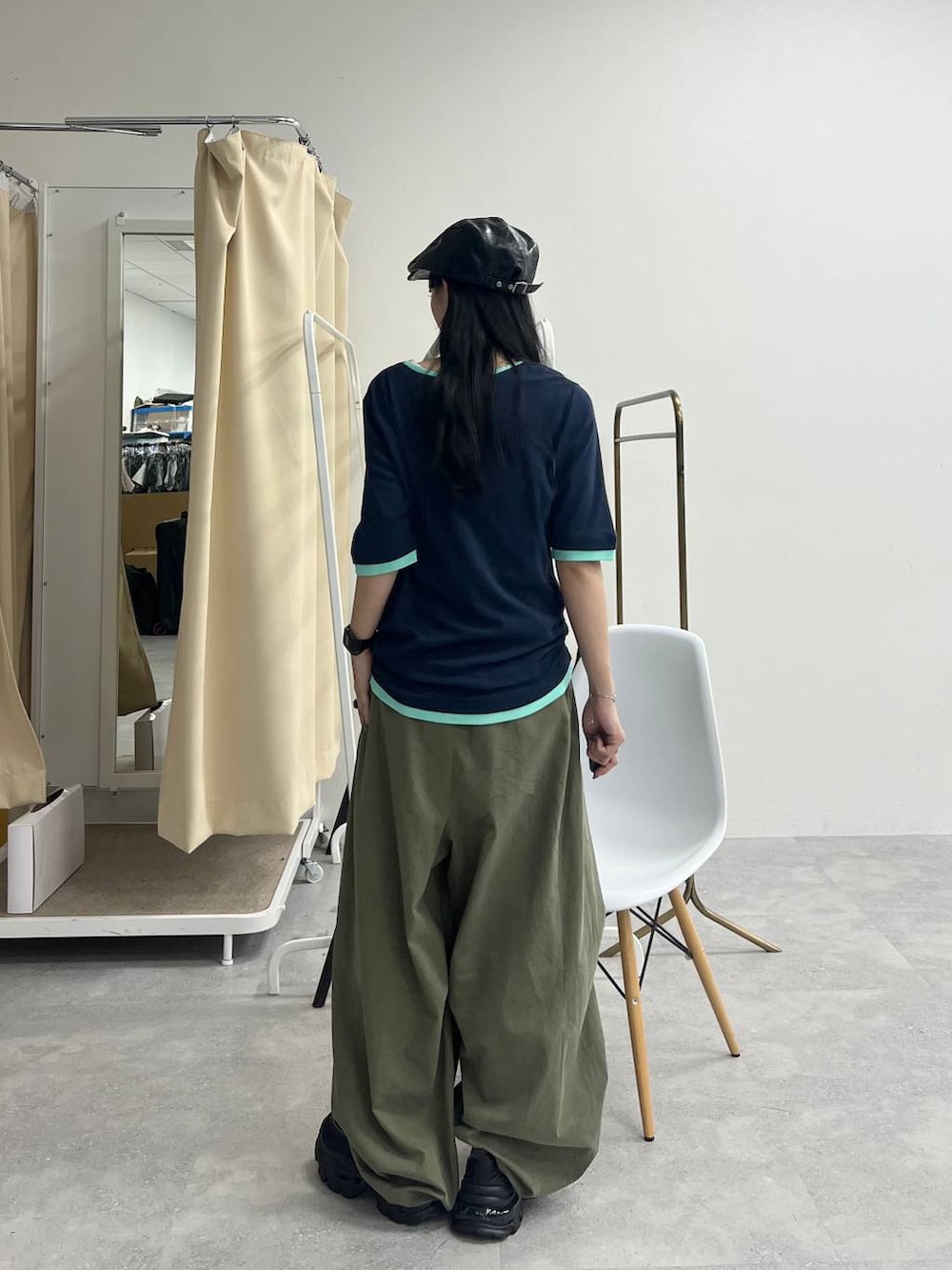 ブルー系のTシャツ/カットソー、ブラック系のローファー、グリーン系のその他パンツを着用したレディースの夏コーディネートの6枚目の写真