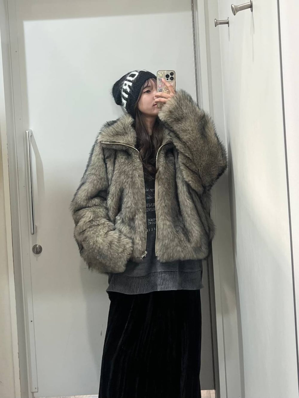 ベージュ系のブルゾン、ブラック系のその他パンツ、ブラック系のニット/セーターを着用したレディースの秋コーディネートの4枚目の写真