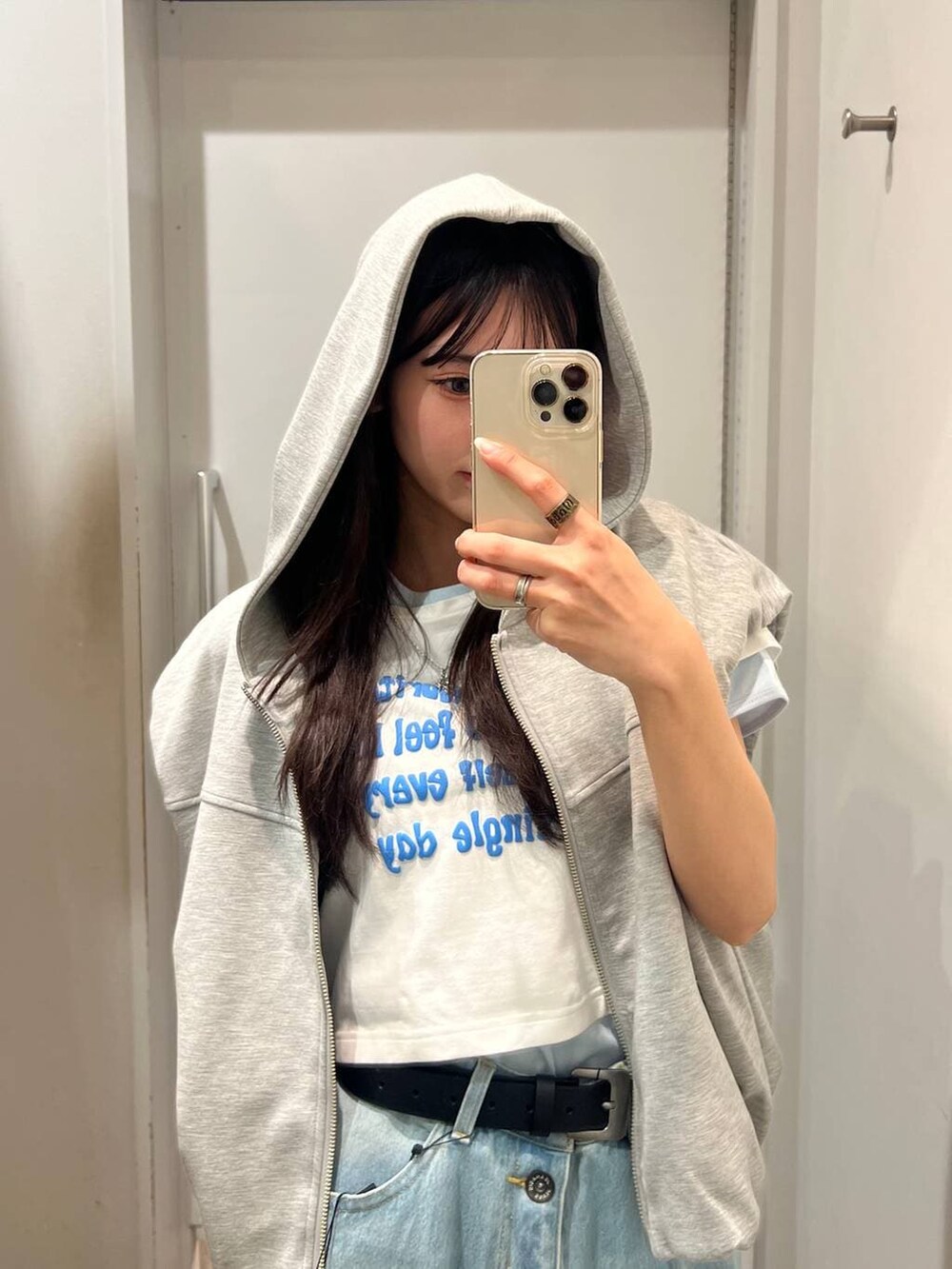 ブルー系のデニムパンツ、グレー系のベスト、ブルー系のTシャツ/カットソーを着用したレディースの春コーディネートの5枚目の写真