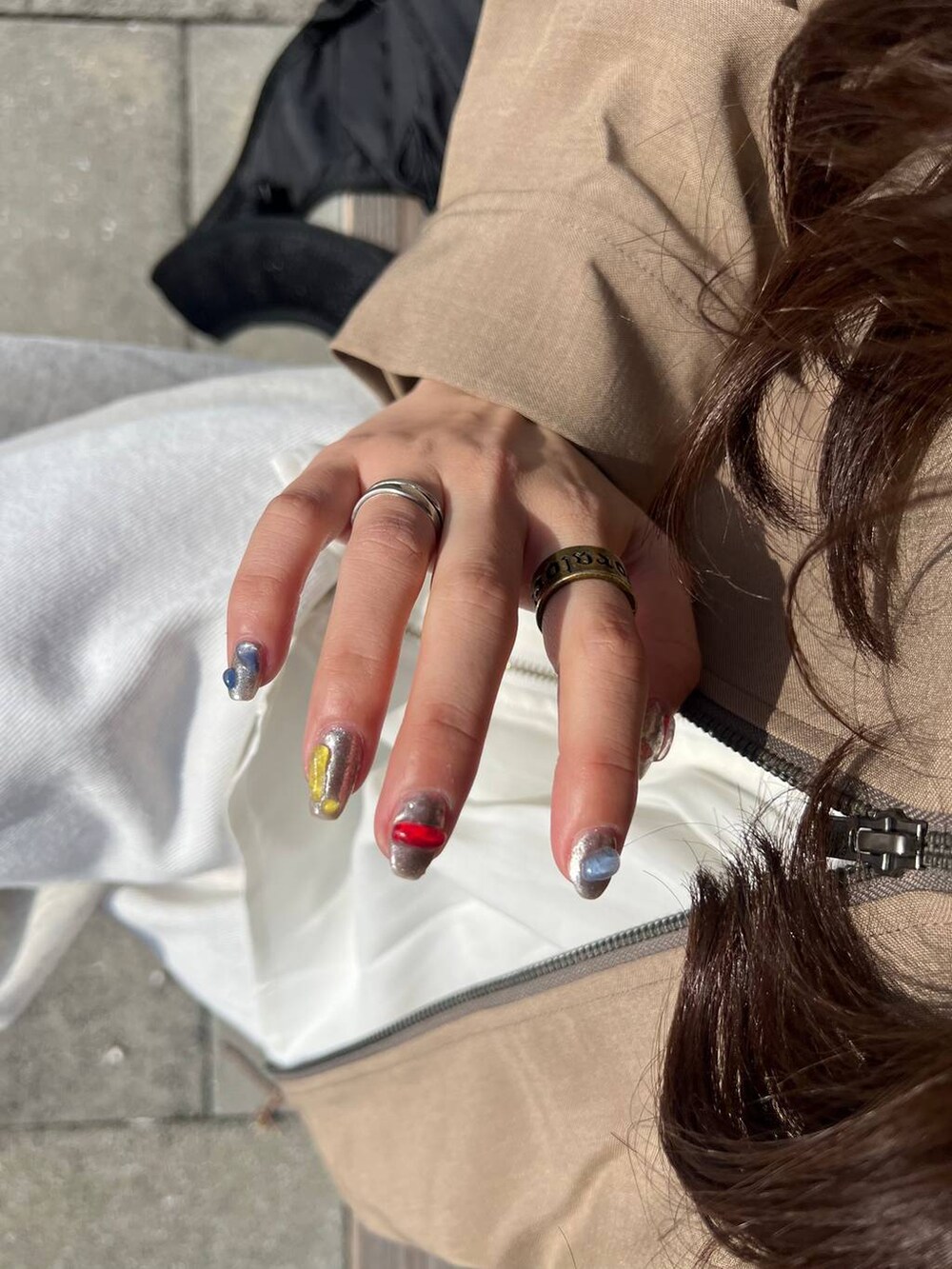 シルバー系のリングを着用したレディースの冬コーディネートの2枚目の写真