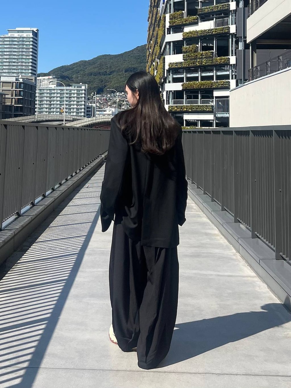 ホワイト系のTシャツ/カットソー、ブラック系のスニーカー、ブラック系のテーラードジャケットを着用したレディースの春コーディネートの8枚目の写真