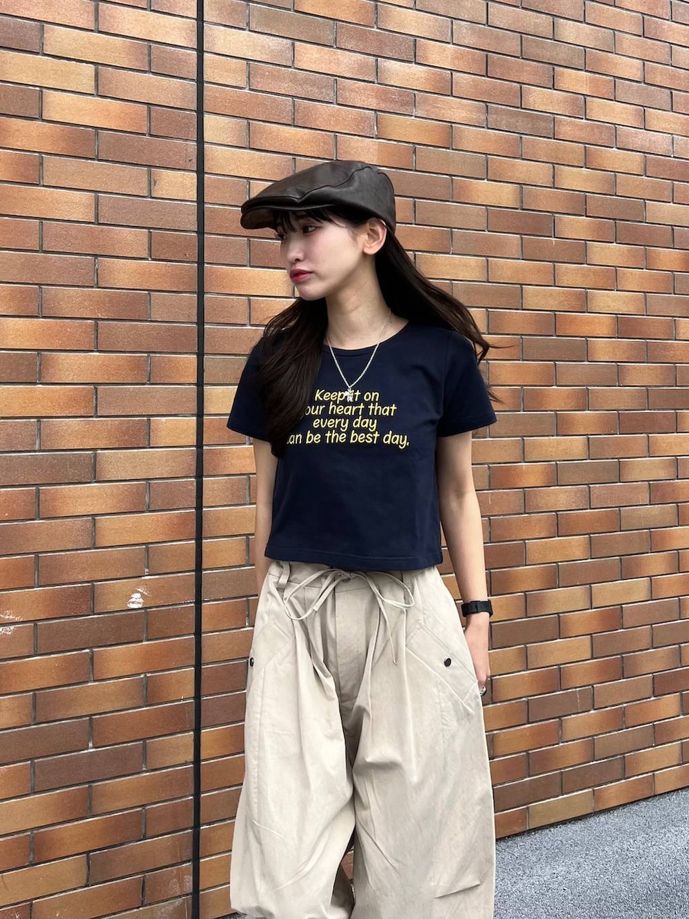 ベージュ系のその他パンツ、ブラウン系のハンチング/ベレー帽を着用したレディースの春コーディネートの2枚目の写真