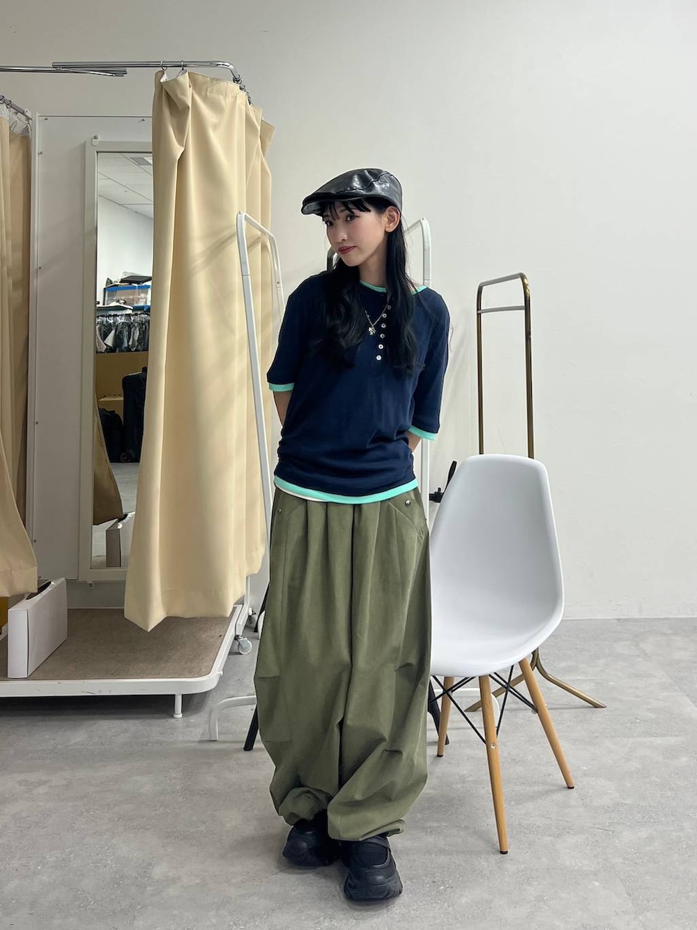 ブルー系のTシャツ/カットソー、ブラック系のローファー、グリーン系のその他パンツを着用したレディースの夏コーディネートの5枚目の写真