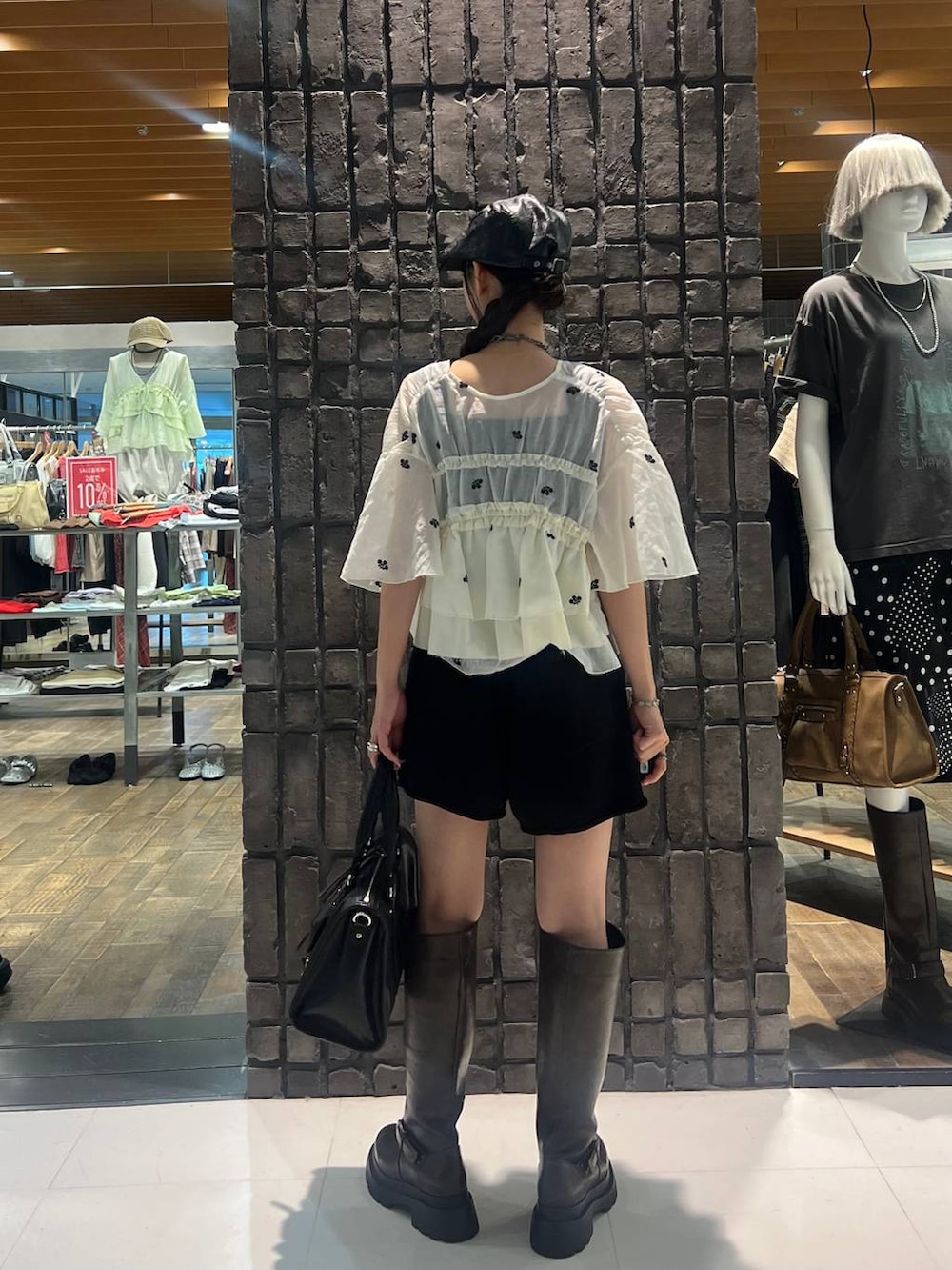ホワイト系のシャツ/ブラウス、ブラック系のボストンバッグ、ブラック系のタンクトップを着用したレディースの夏コーディネートの4枚目の写真