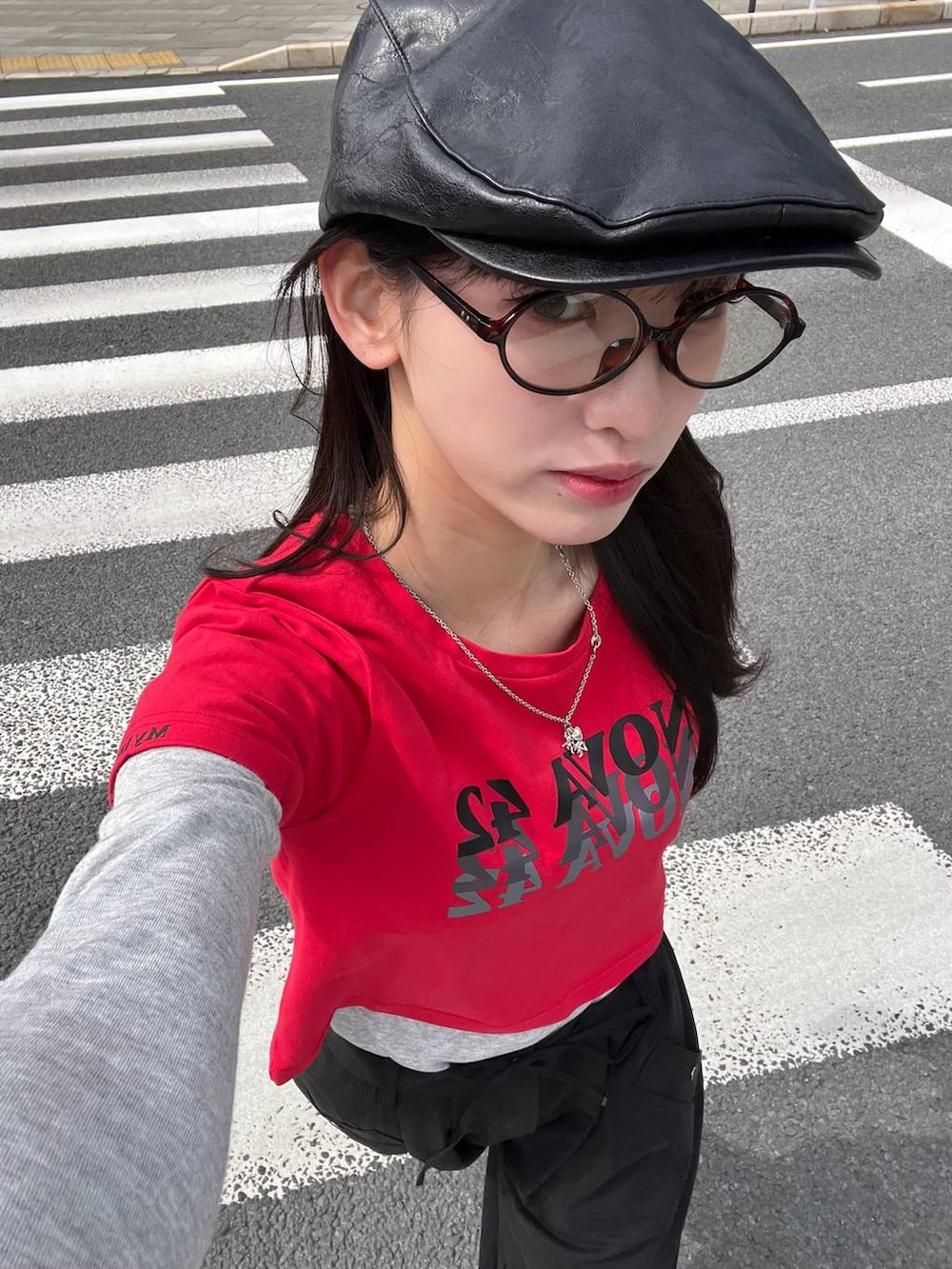 ブラック系のその他パンツ、ブラック系のハンチング/ベレー帽を着用したレディースの春コーディネートの6枚目の写真