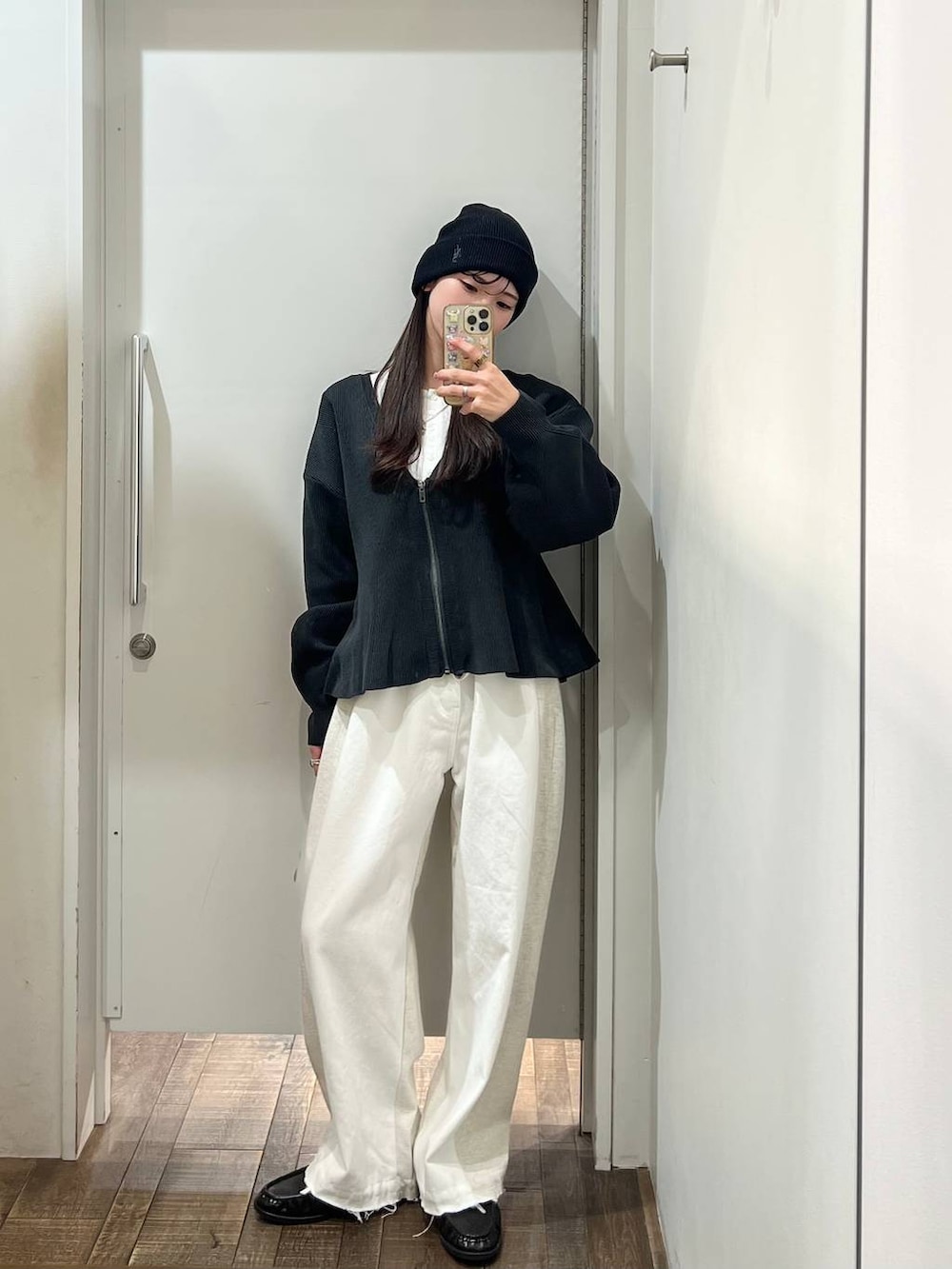 ホワイト系のTシャツ/カットソー、ホワイト系のデニムパンツ、ブラック系のローファーを着用したレディースの冬コーディネートの3枚目の写真