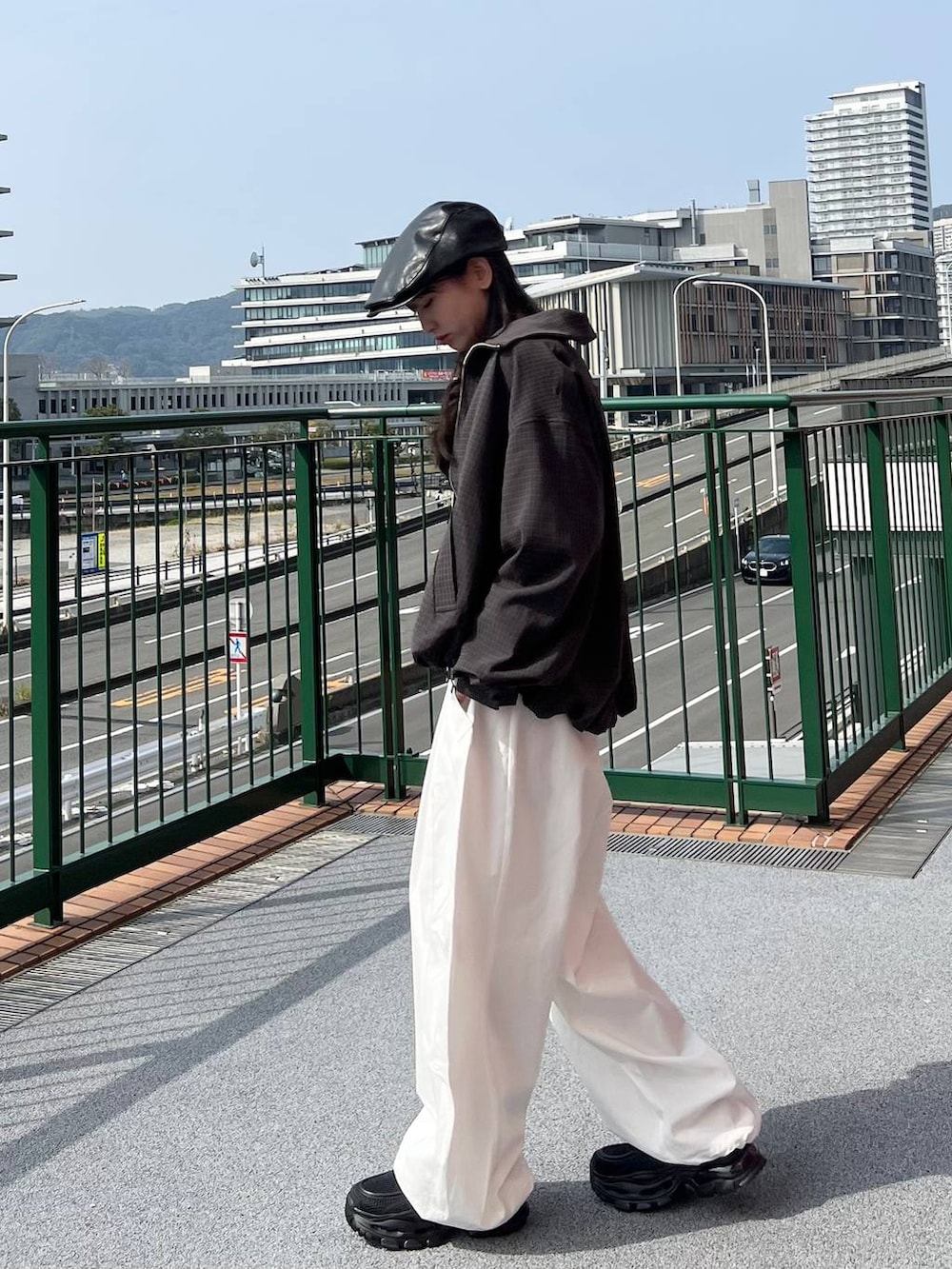 ブラック系のローファー、ブルー系のブルゾン、ブラック系のカーディガン/ボレロを着用したレディースの春コーディネートの3枚目の写真