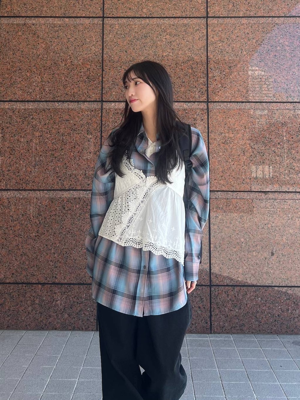 ブルー系のシャツ/ブラウス、ホワイト系のTシャツ/カットソー、ブラック系のスニーカーを着用したレディースの春コーディネートの6枚目の写真