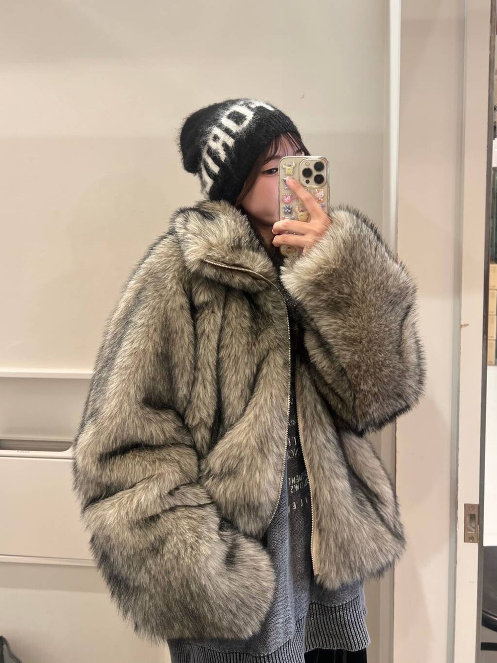 ベージュ系のブルゾン、ブラック系のその他パンツ、ブラック系のニット/セーターを着用したレディースの秋コーディネートの5枚目の写真