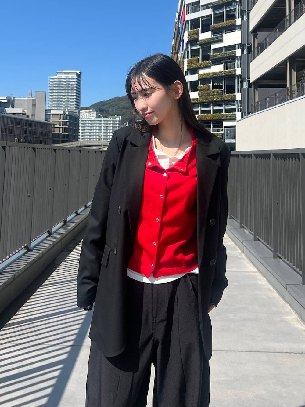 ホワイト系のTシャツ/カットソー、ブラック系のスニーカー、ブラック系のテーラードジャケットを着用したレディースの春コーディネートの2枚目の写真