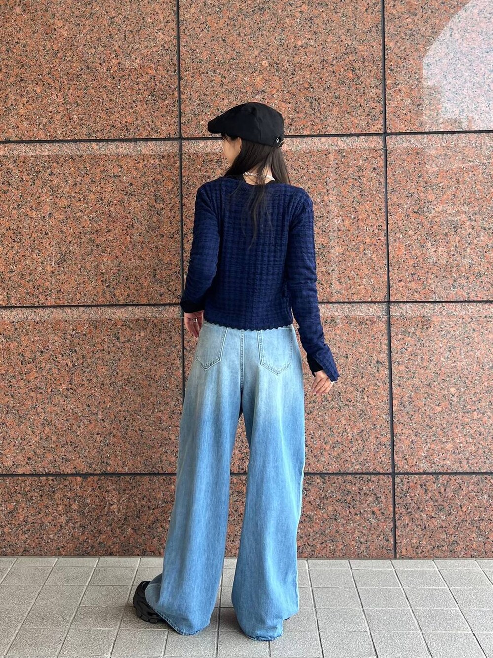 ブルー系のデニムパンツ、ブラック系のローファー、ブルー系のカーディガン/ボレロを着用したレディースの秋コーディネートの4枚目の写真