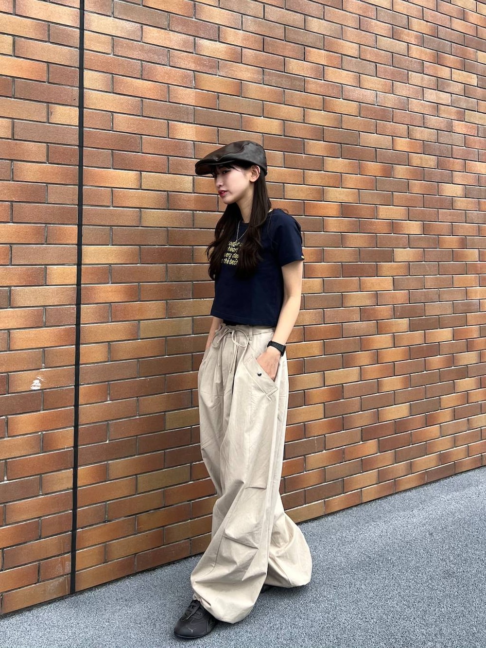 ベージュ系のその他パンツ、ブラウン系のハンチング/ベレー帽を着用したレディースの春コーディネートの6枚目の写真