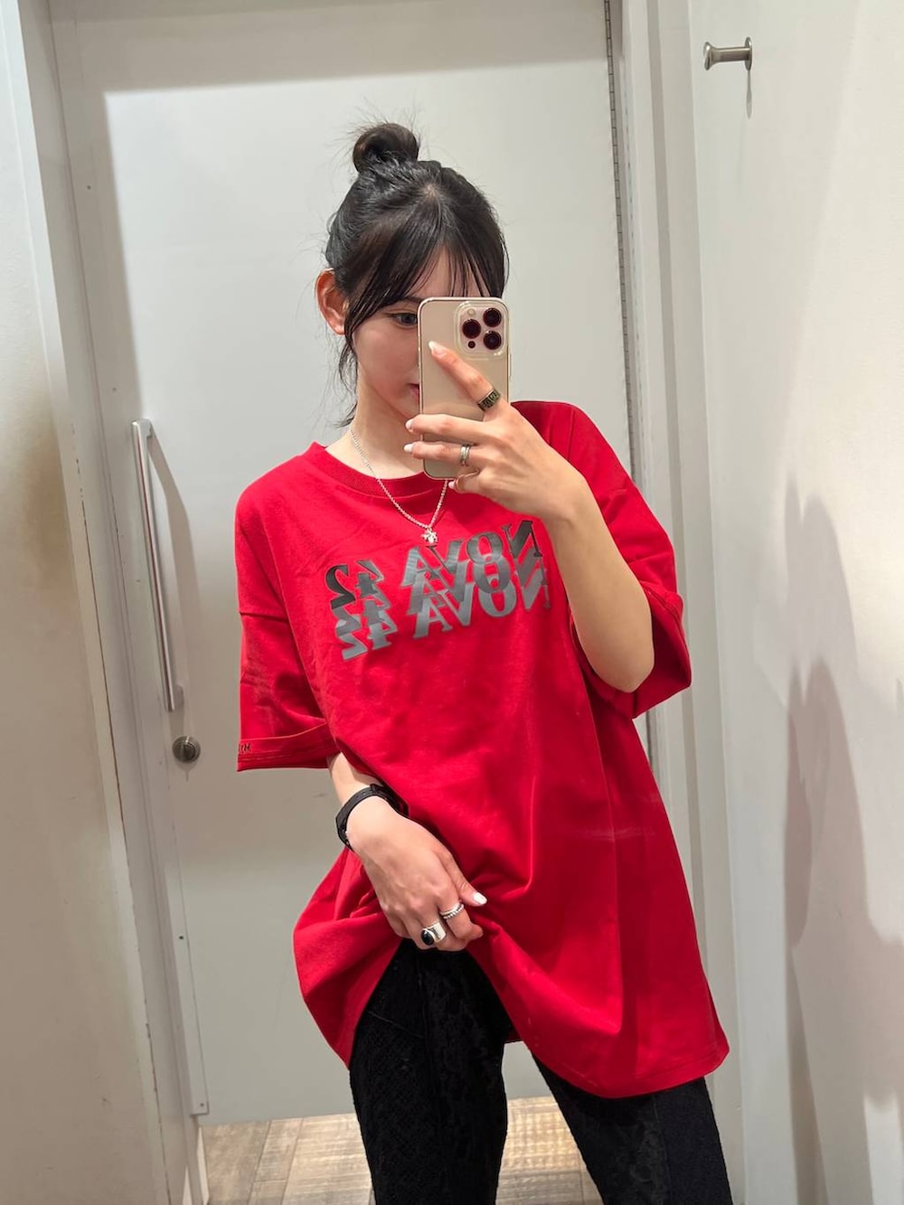 ブルー系のスニーカー、ブラック系のトートバッグ、ブラック系のその他パンツを着用したレディースの春コーディネートの6枚目の写真