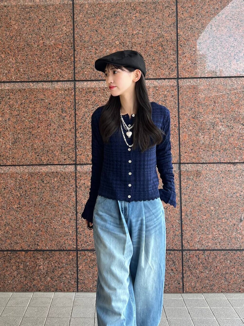 ブルー系のデニムパンツ、ブラック系のローファー、ブルー系のカーディガン/ボレロを着用したレディースの秋コーディネートの2枚目の写真