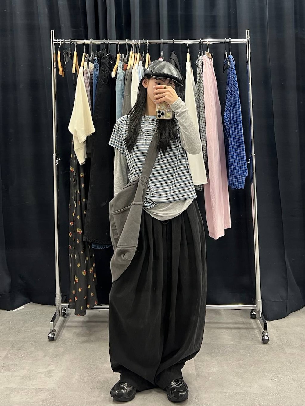 グレー系のTシャツ/カットソー、ブラック系のカーゴパンツ、ブルー系のTシャツ/カットソーを着用したレディースの春コーディネートの4枚目の写真