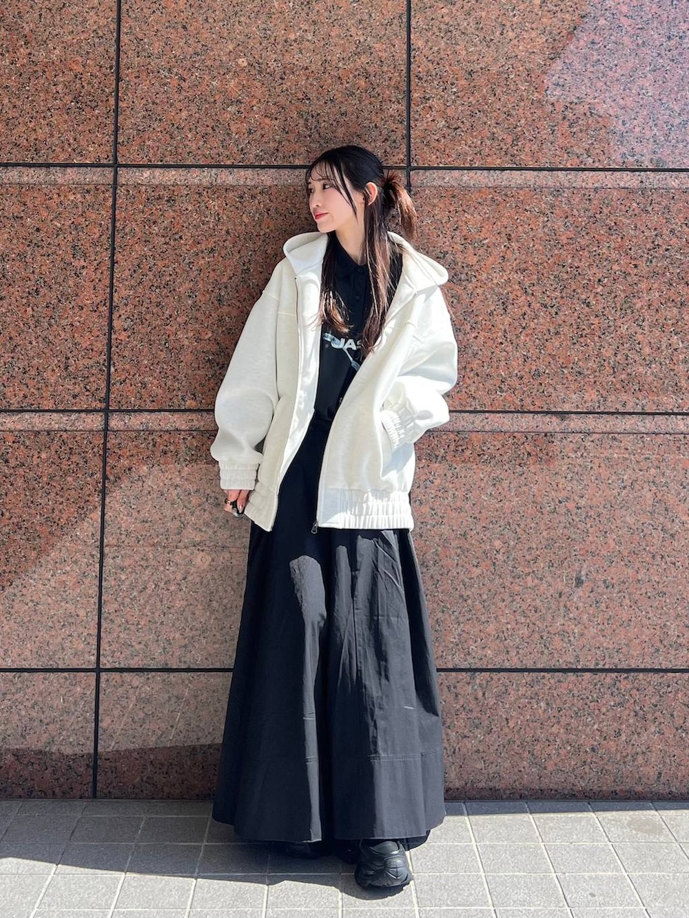 ブラック系のローファー、ベージュ系のブルゾン、ブラック系のスカートを着用したレディースの冬コーディネートの5枚目の写真