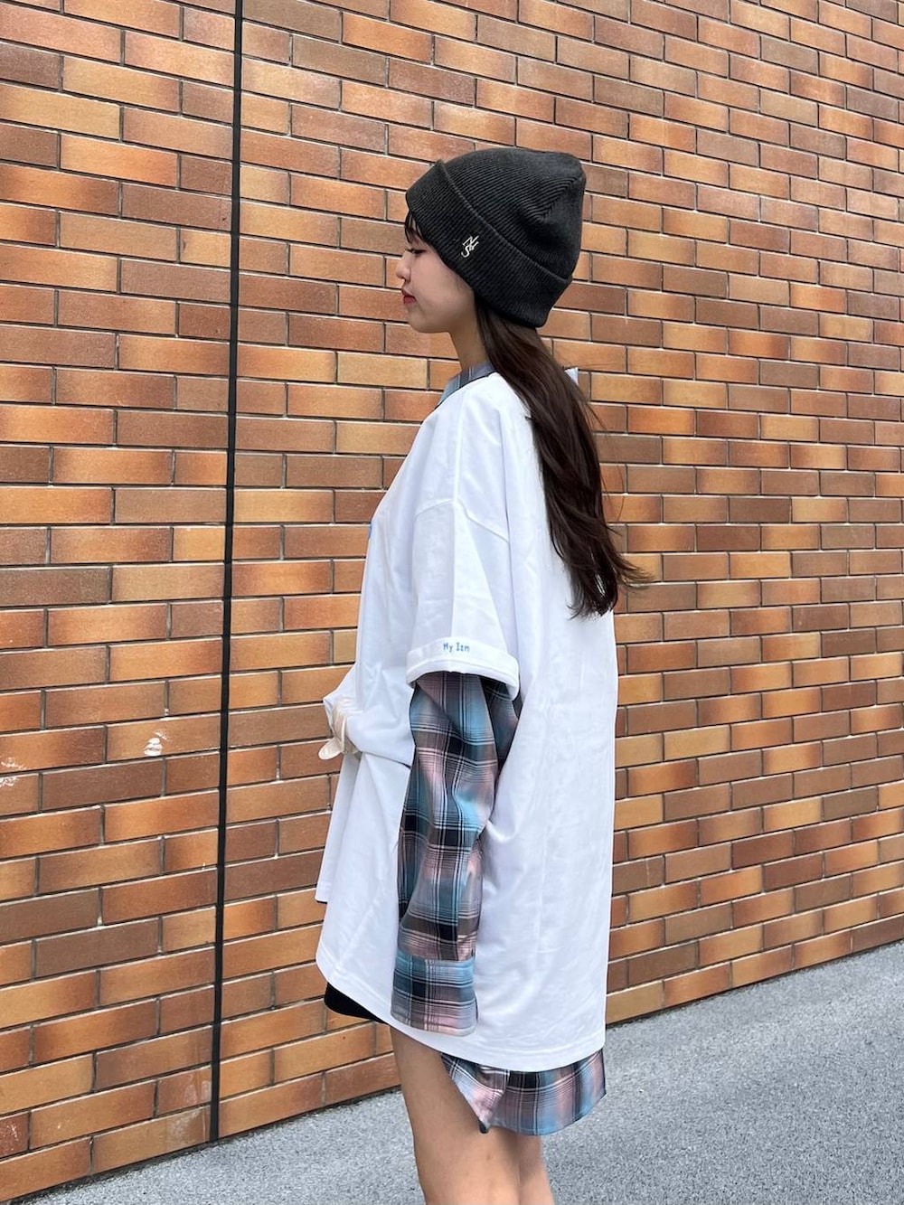 ブルー系のシャツ/ブラウス、ブラウン系のブーツ、ブラック系のスウェットパンツを着用したレディースの春コーディネートの3枚目の写真