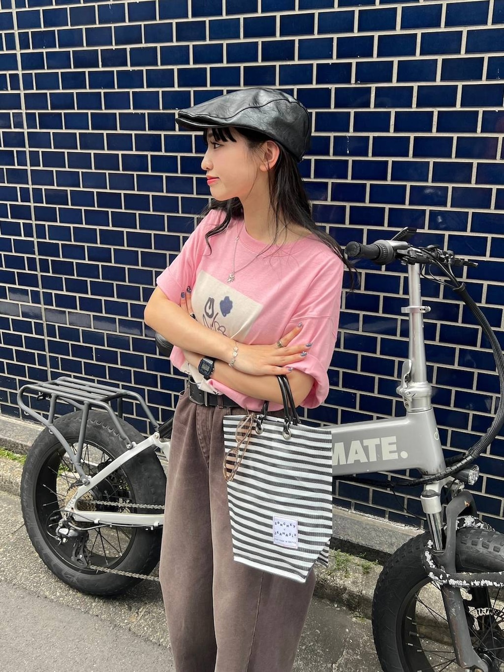 ピンク系のTシャツ/カットソー、ブラック系のパンプス、ブラウン系のデニムパンツを着用したレディースの夏コーディネートの4枚目の写真