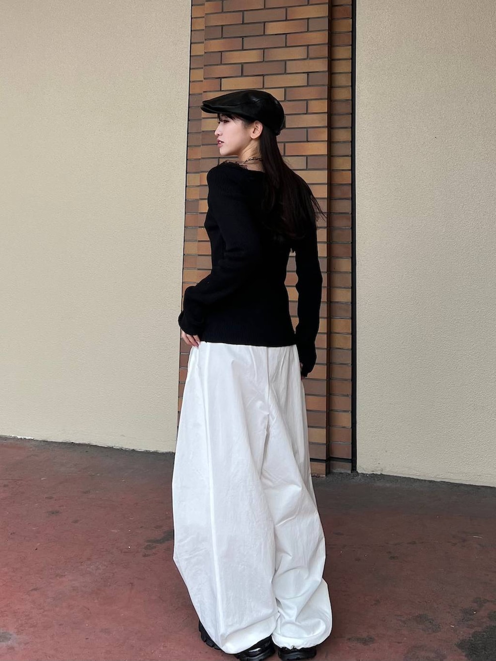 ブラック系のローファー、ホワイト系のその他パンツ、ブラック系のカーディガン/ボレロを着用したレディースの春コーディネートの6枚目の写真