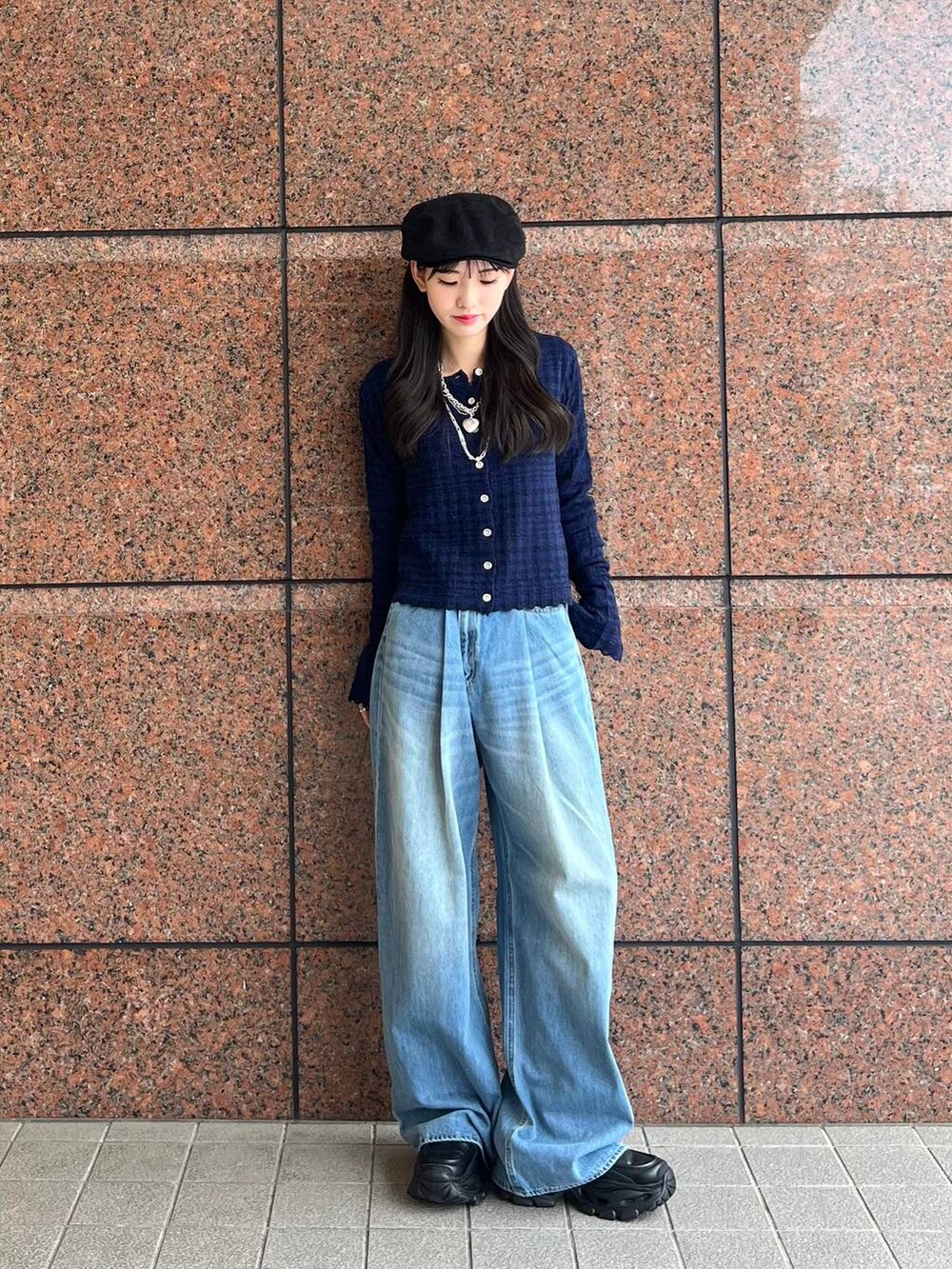 ブルー系のデニムパンツ、ブラック系のローファー、ブルー系のカーディガン/ボレロを着用したレディースの秋コーディネートの5枚目の写真