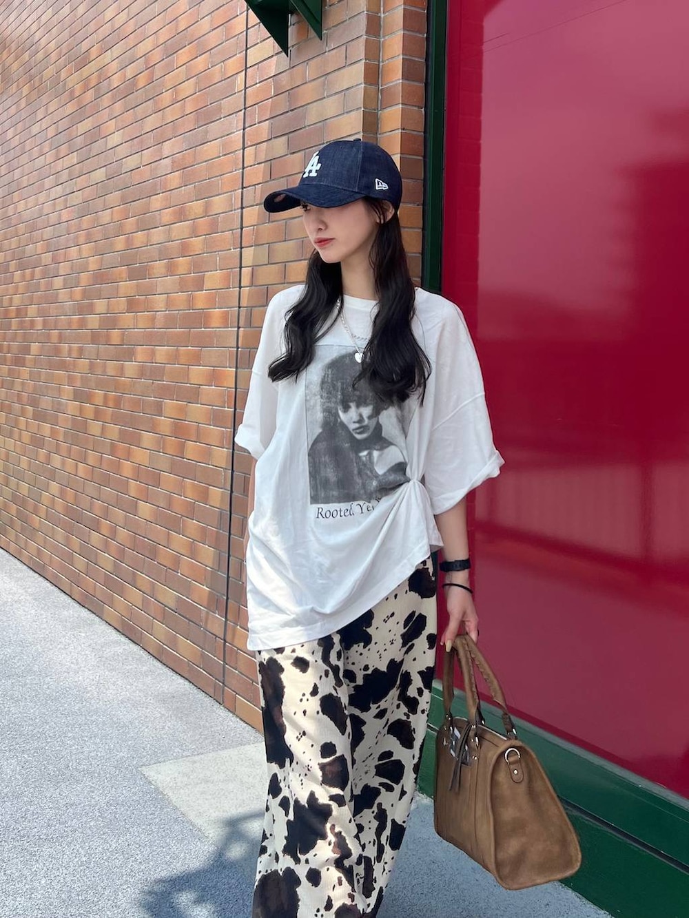 ブラック系のその他パンツ、ブラウン系のボストンバッグ、ブラック系のサンダルを着用したレディースの夏コーディネートの2枚目の写真