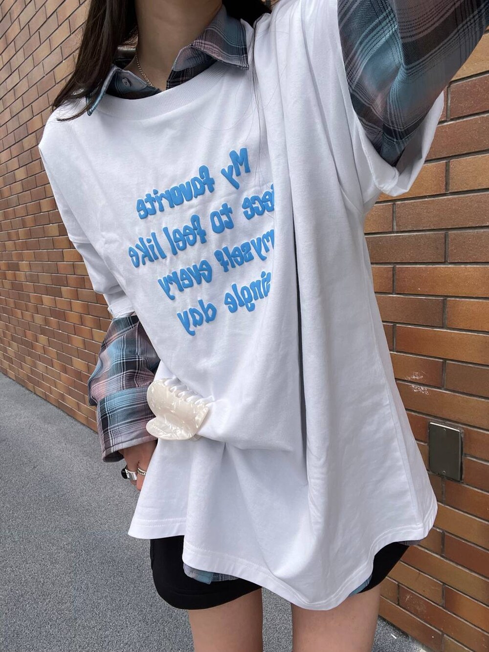 ブルー系のシャツ/ブラウス、ブラウン系のブーツ、ブラック系のスウェットパンツを着用したレディースの春コーディネートの8枚目の写真