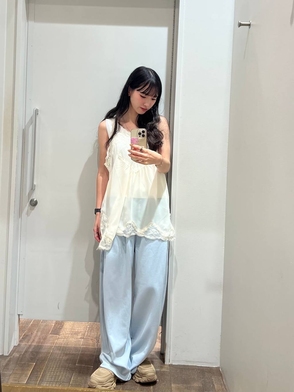 ホワイト系のTシャツ/カットソー、ホワイト系のキャミソール、ベージュ系のローファーを着用したレディースの夏コーディネートの4枚目の写真