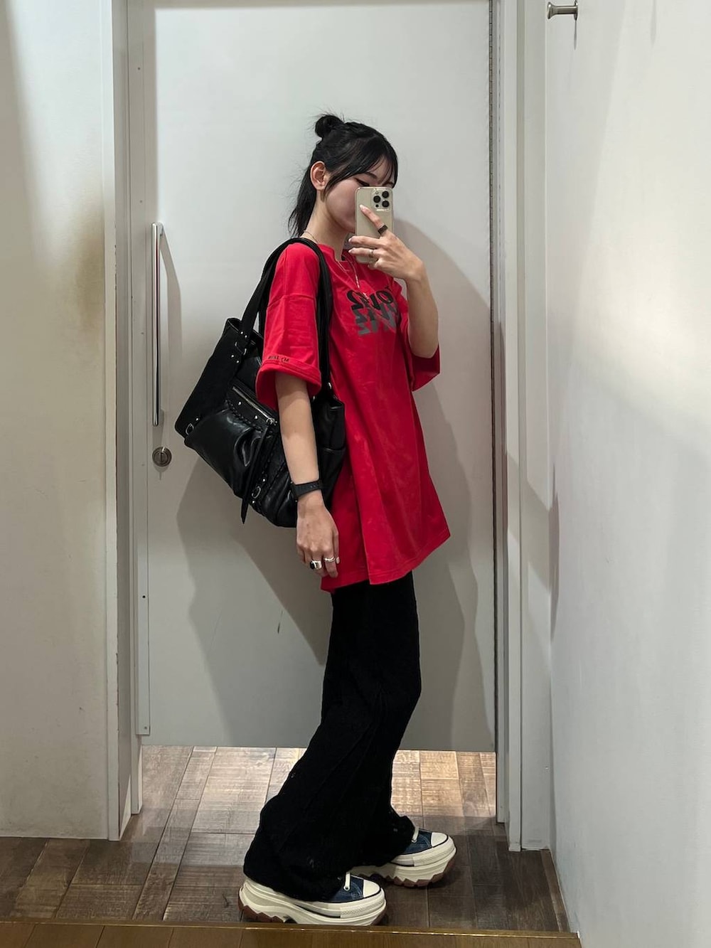 ブルー系のスニーカー、ブラック系のトートバッグ、ブラック系のその他パンツを着用したレディースの春コーディネートの7枚目の写真