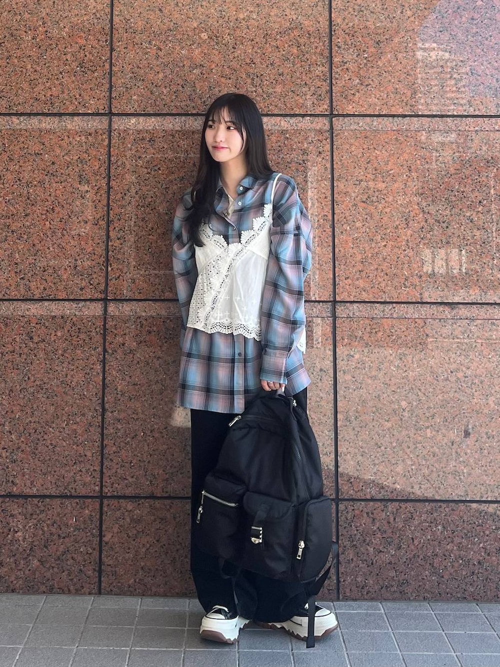 ブルー系のシャツ/ブラウス、ホワイト系のTシャツ/カットソー、ブラック系のスニーカーを着用したレディースの春コーディネートの3枚目の写真