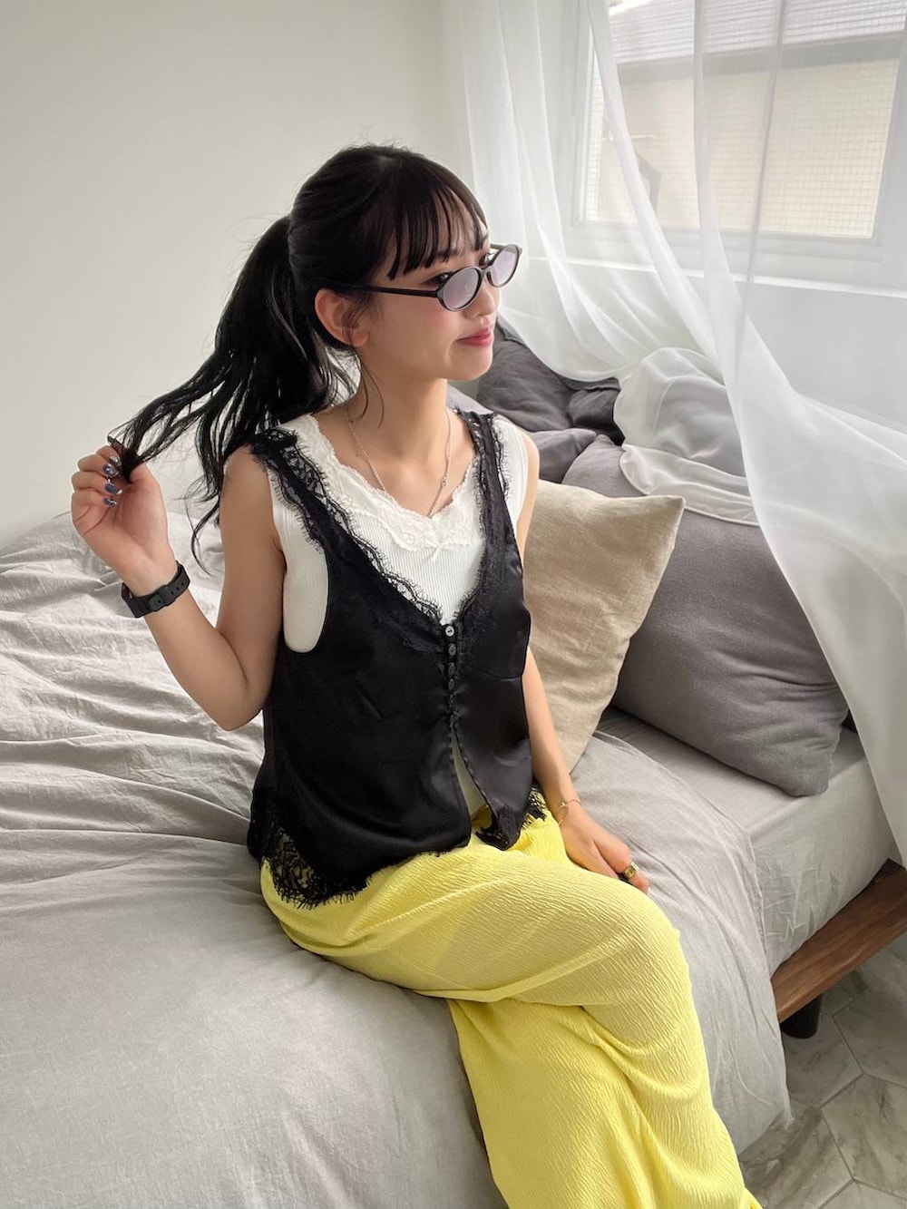 ブラック系のベスト、ブラック系のサングラスを着用したレディースの夏コーディネートの5枚目の写真