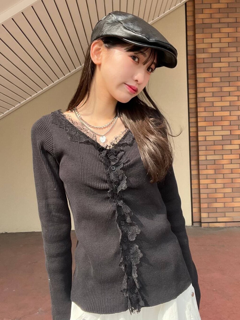 ブラック系のローファー、ホワイト系のその他パンツ、ブラック系のカーディガン/ボレロを着用したレディースの春コーディネートの3枚目の写真