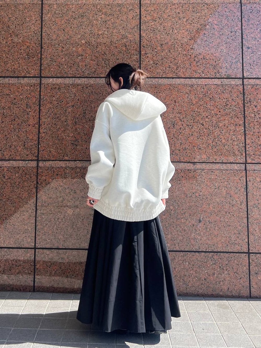 ブラック系のローファー、ベージュ系のブルゾン、ブラック系のスカートを着用したレディースの冬コーディネートの4枚目の写真